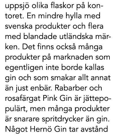 uppsj olika flaskor p  kontoret. En mindre hylla med svenska produkter och flera med blandade utl ndska m rken. Det ...